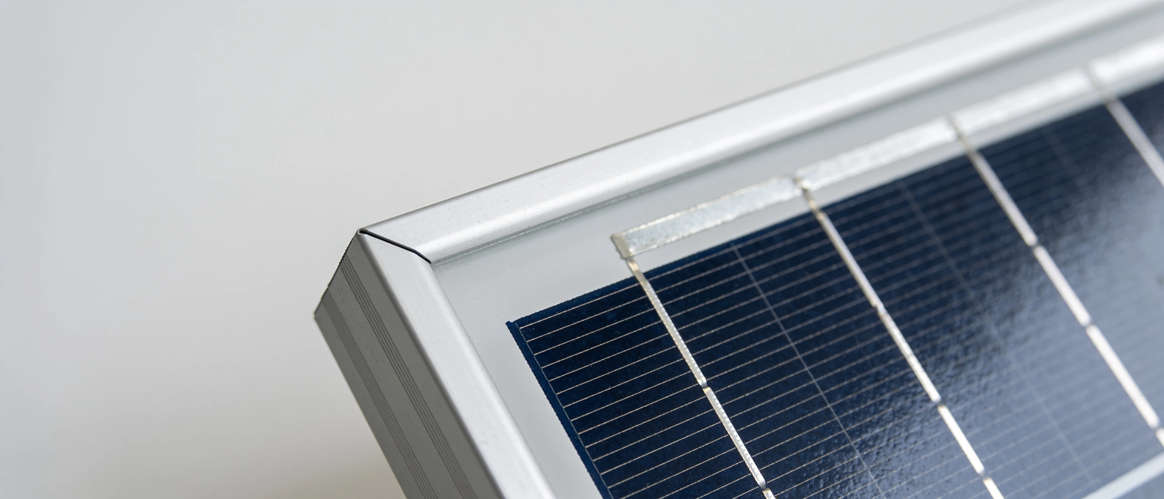 Ecke eines Solarmoduls mit Aluminiumrahmen und monokristallinen Zellen