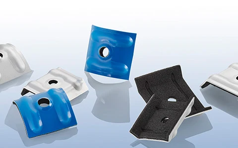 Kalotten in Blau, Schwarz und Alu natur mit Dichtung auf hellem Grund
