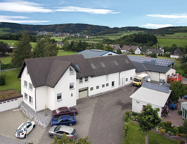 Luftbild des Firmengeländes der Winterberg & Knapp GmbH mit Wohnhaus, Hallen und Hof